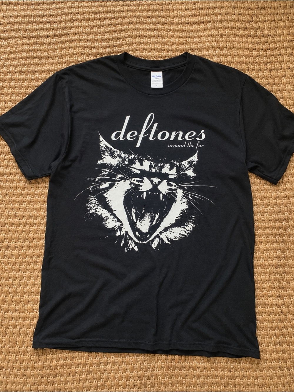 Gildan 5000 Streetwear with White Deftones Cat Print Size L